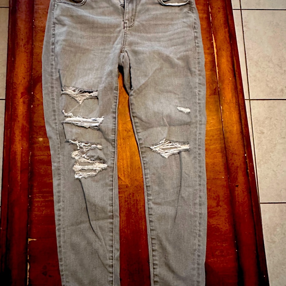 Old Navy Women’s sz 4, Grey Distressed Jeans.  Great condition. Worn twice